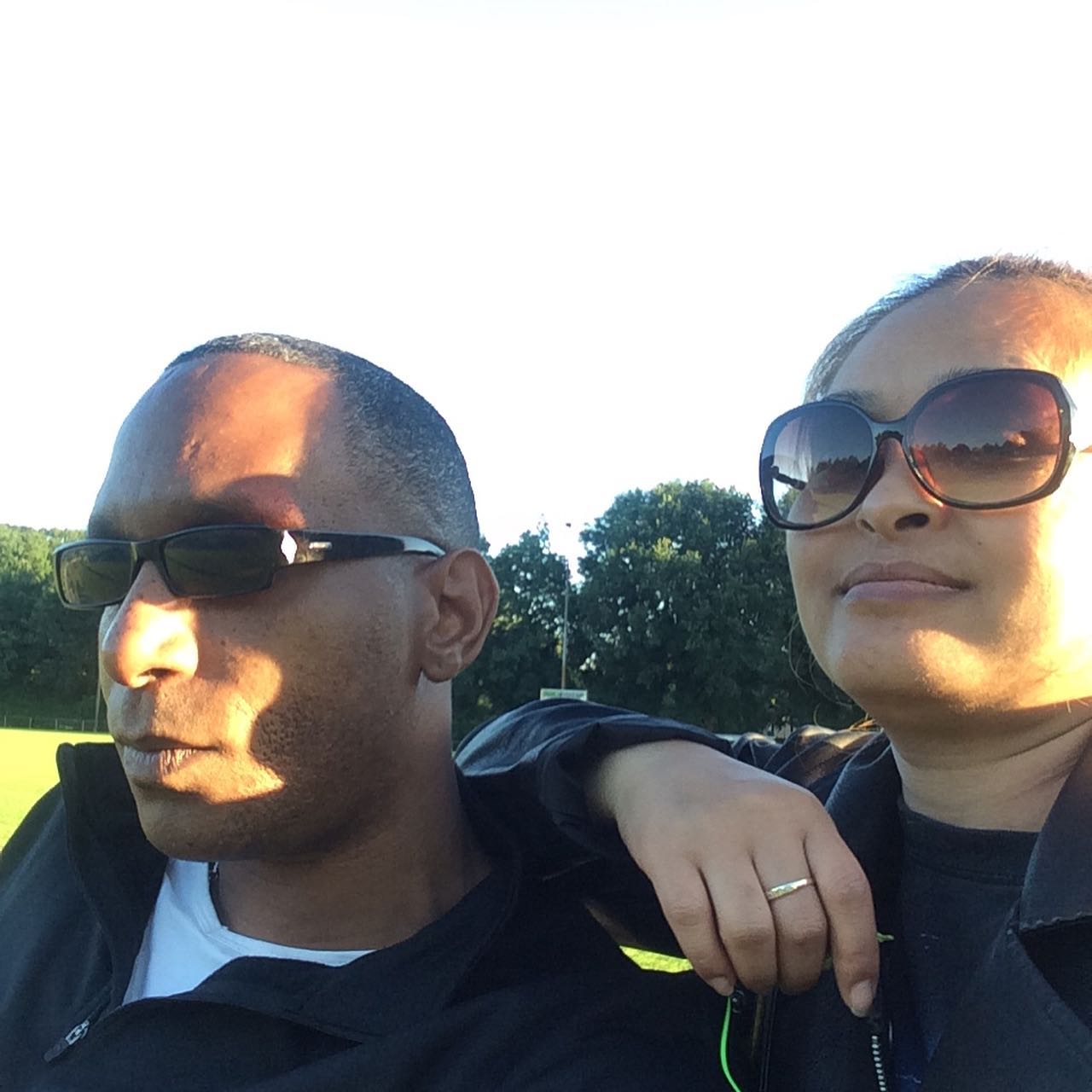 Steven en zijn vrouw op het veld