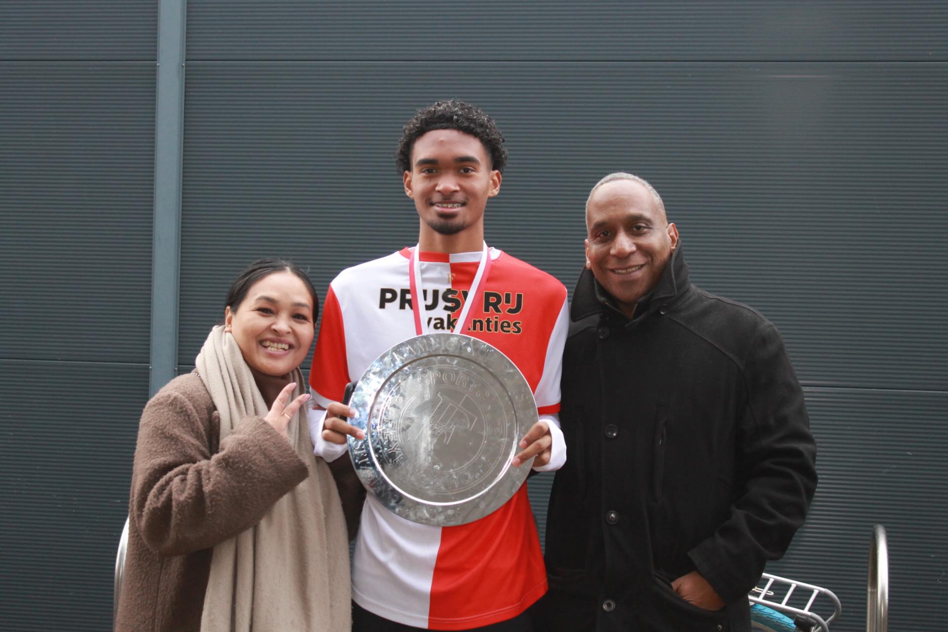 Familie met trofee